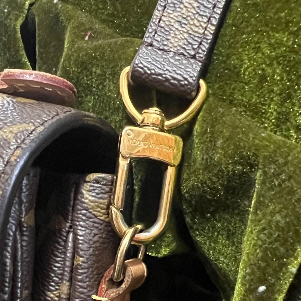 Louis Vuitton Classic Monogram Crossbody Bag - Picture 3 of 6